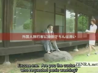 Subtitled väljas bucolic riietes naine paljaste meestega jaapani nokkija koristamine