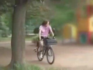 Japonsko damsel masturbiral medtem jahanje a specially modified x ocenjeno film bike!