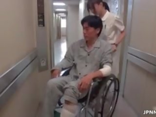 Bezaubernd asiatisch krankenschwester geht verrückt