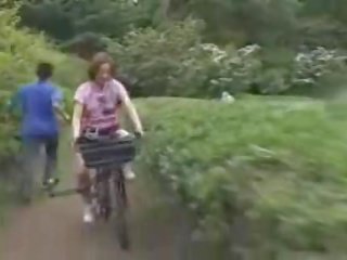 Japonské naivka masturbated zatiaľ čo jazdenie a specially modified porno bike!
