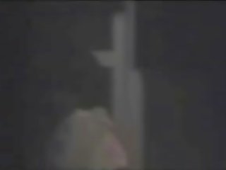Kätketty nokan ulkopuolella ikkuna japanilainen koulutyttö masturboi