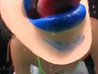 Japans blauw lippenstift (spitting-fetish)