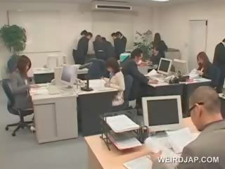 Appealing aziatike zyrë bukuri merr seksualisht ngacmohem në punë