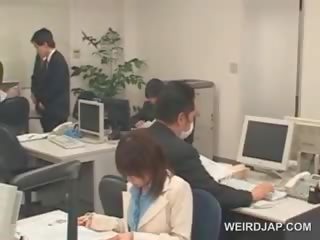 Pievilcīgi aziāti birojs skaistums izpaužas seksuāli teased pie darbs