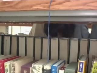 Nuori stunner haparoi sisään kirjasto