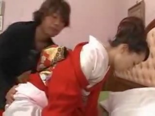 Japanilainen adolescent sisään punainen kimono prt1...bmw