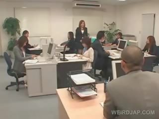 Giapponese deity prende cordata a suo ufficio sedia e scopata