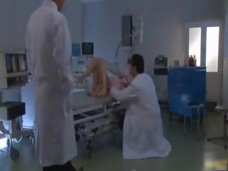 Asiatiskapojke sjuksköterska har smutsiga film i den sjukhus part3
