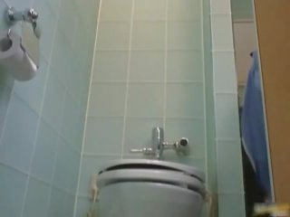 Asiática quarto de banho attendant cleans errado part6