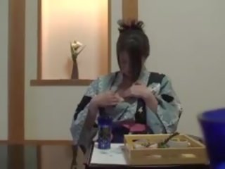 Subtitriem necenzētas kautrīga japānieši mammīte uz yukata uz pov