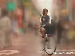 Aziatike adoleshent logos i lezetshëm duke twats të gjithë e lagur ndërsa kalërim the bike