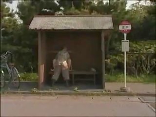 Japoneze të dashuruar në autobuz stop