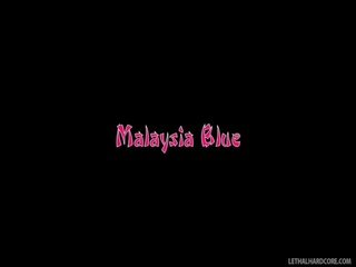 Egzotyczne malaysia niebieski rozbiera się i pozycje na the kanapa