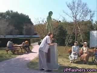 Szalone japońskie bronze statue moves