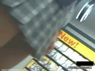 Nakatago camera mabuhay bista mula sa ilalim ng palda panti
