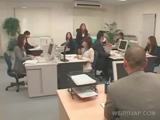 Japoneze perëndeshë merr roped në të saj zyrë karrige dhe fucked