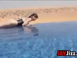 I censoruar 18 vit i vjetër japoneze e dashura në një pishinë