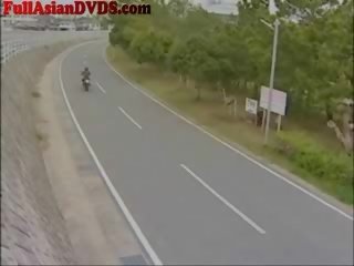 Hapones anak na babae rides laruan motorcylcle