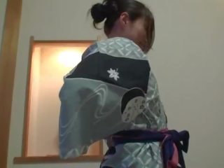Subtitled sem censura tímida japonesa milf em yukata em pov
