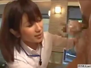 Hanblivé japonské employee dáva von handjobs na swell jar