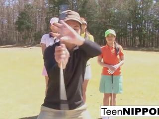 Ahvatlev aasia teismeline tüdrukud mängima a mäng kohta stripp golf: hd räpane film 0e