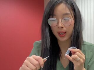 لذيذ الآسيوية طبي طالب في نظارات و طبيعي كس الملاعين لها مدرس و يحصل على creampied