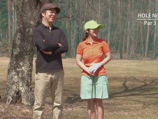 Golf fantazyjny kobieta dostaje teased i miody przez dwa fellows