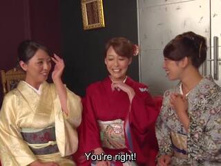 Reiko kobayakawa spolu s akari asagiri a an additional swain sedieť okolo a obdivovať ich módne meiji éra kimonos