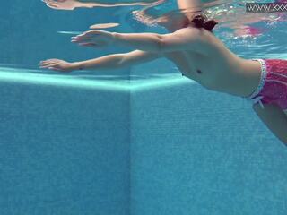 Veřejné rented plavání kaluž pro vy juveniles s mladý žena dee