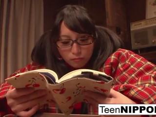 Thereafter lezing een romantiek novel, curious tiener vingers haar poesje