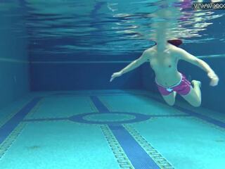 Offentlig rented simning slå samman för ni juveniles med ung kvinnlig dee